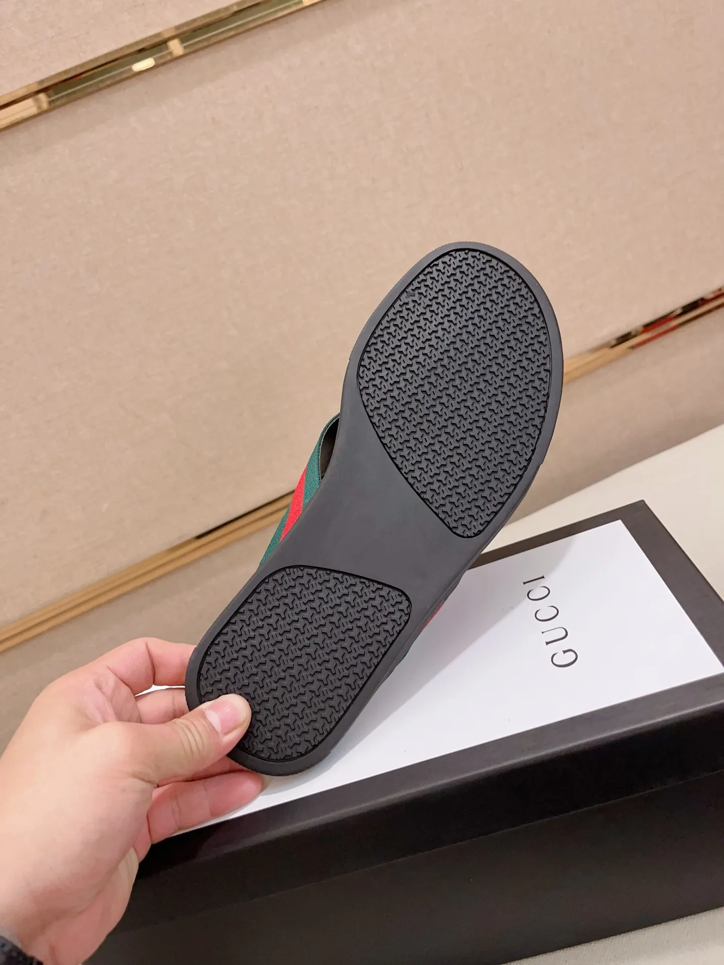 Men's shoes 💰: 240💰 [gucci Gucci slippers] High-end men's shoes brand official website 1:1 latest masterpiece: original mold customization, the fabric is made of imported original materials, upgraded outsole, lighter and non-slip. The market's top quality, simple yet tasteful, a must-have for fashionistas, fashionable at your feet, full of confidence, the same style at the counter 👍The season of summer slippers is here. Code: 38-45